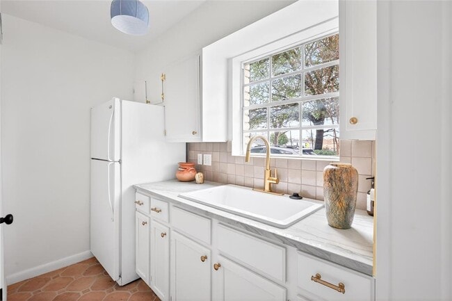 Building Photo - 1700 Houston St