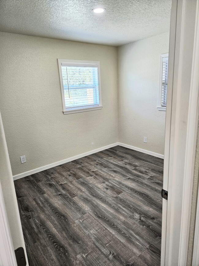 Building Photo - 105 Lagrange Ave