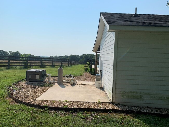 Building Photo - 2 Story Historic Home Near New London Academy