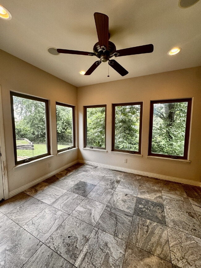 Building Photo - 723 N Lakeview Dr