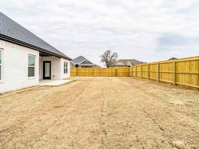 Building Photo - 441 Willow Dr