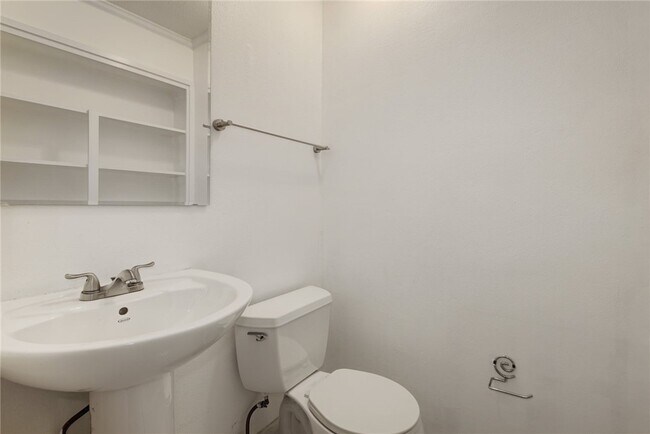 Building Photo - 900 Aurora Cir
