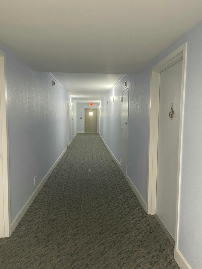 Building Photo - 1237 Hillsboro Mile