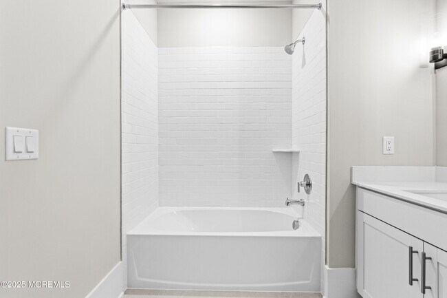 Building Photo - 218 3rd Ave