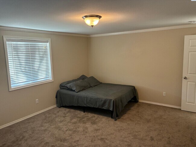 Building Photo - Great Back Yard! Lawn Care Included