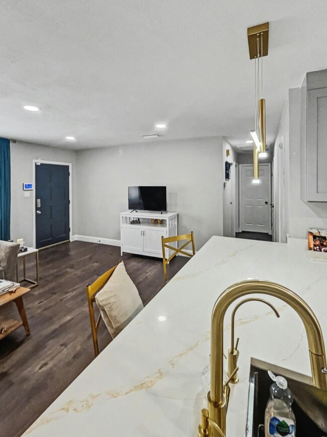 Building Photo - 1204 E Lambright St