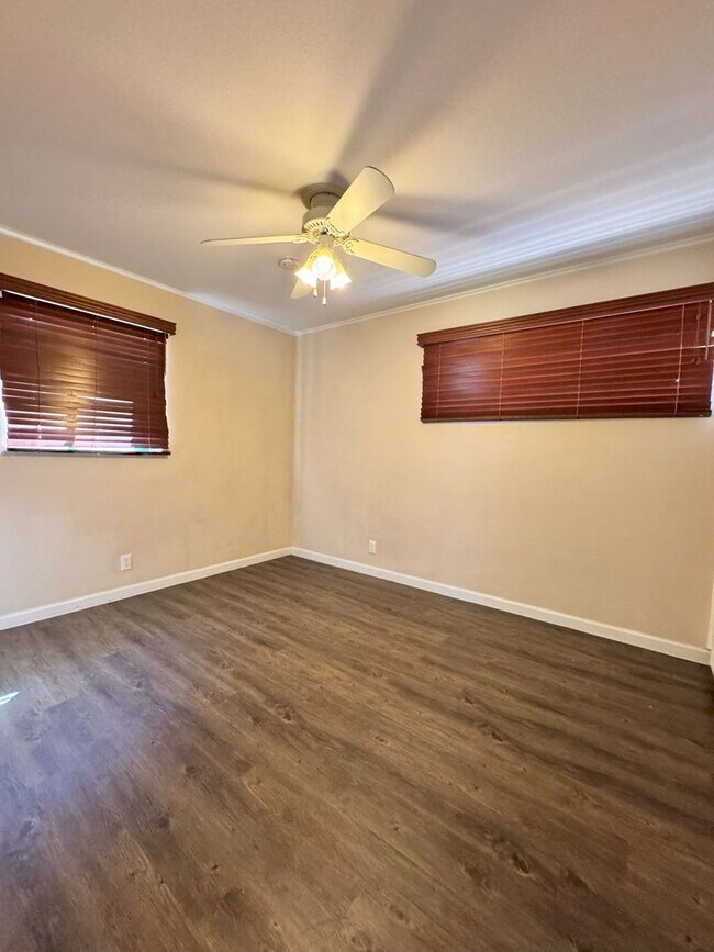 Building Photo - South Scottsdale huge corner lot 3 bedroom...
