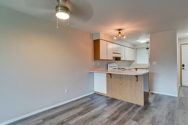 Building Photo - Three bedroom Two bath Condo at Point of V...