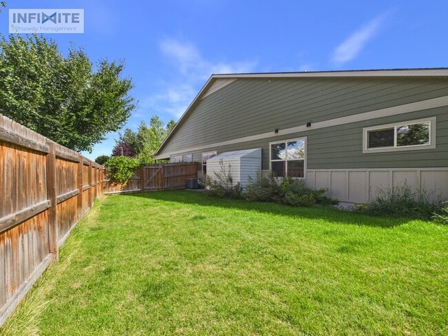 Building Photo - 895 Longbow Ln