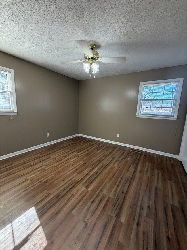 Building Photo - 1,640 Sq Ft | 4 Bed | 2 Bath