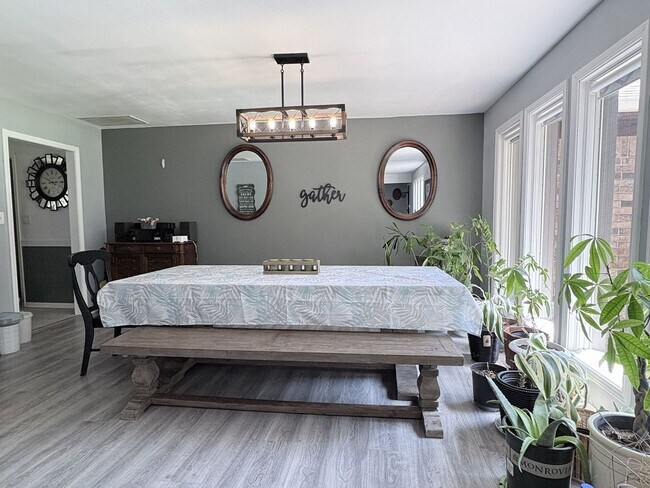 Building Photo - Remarkable 4 bed 2.5 bath w/ basement in Siloam Springs