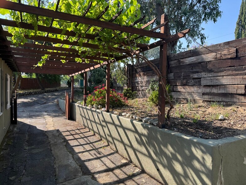 Building Photo - 1622 Foothill Blvd