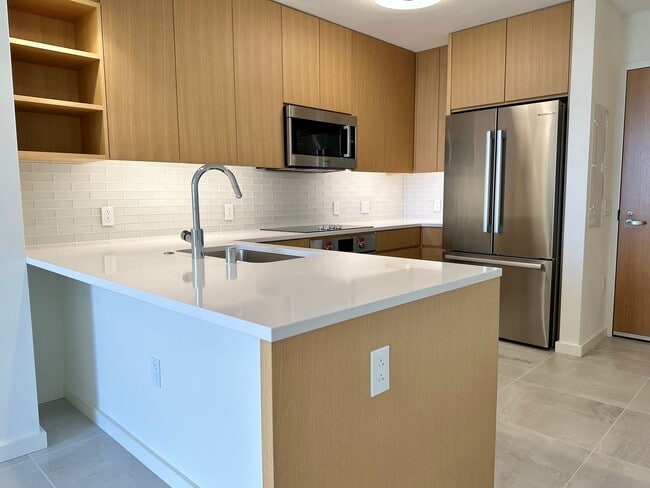 Building Photo - Resort style living at SKY 1/1/1