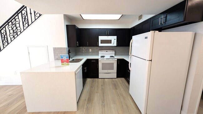 Building Photo - 3 Bedroom Townhome in the Dartmouth Trace Community Near N Dobson Rd and W University Dr!