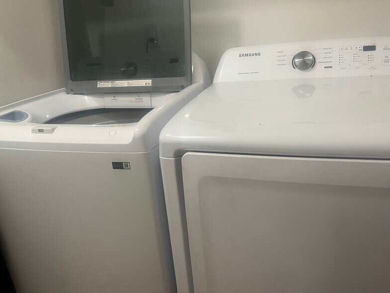 In unit washer and dryer - 73 Silcreek Dr