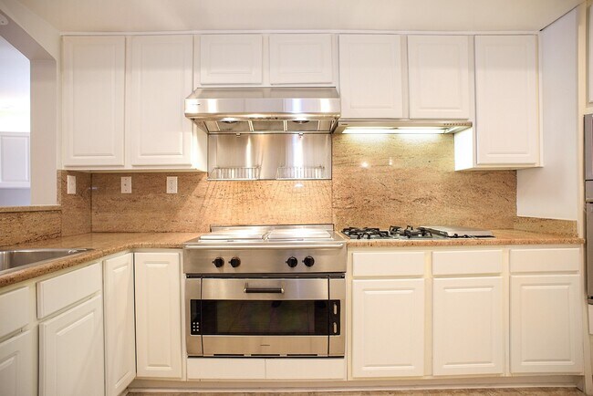 Building Photo - Townhome in the desired Chesapeake Harbour!!!