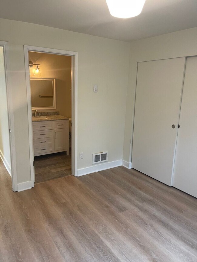 Building Photo - 2 bedroom, 2 bath condo near Greenwood.