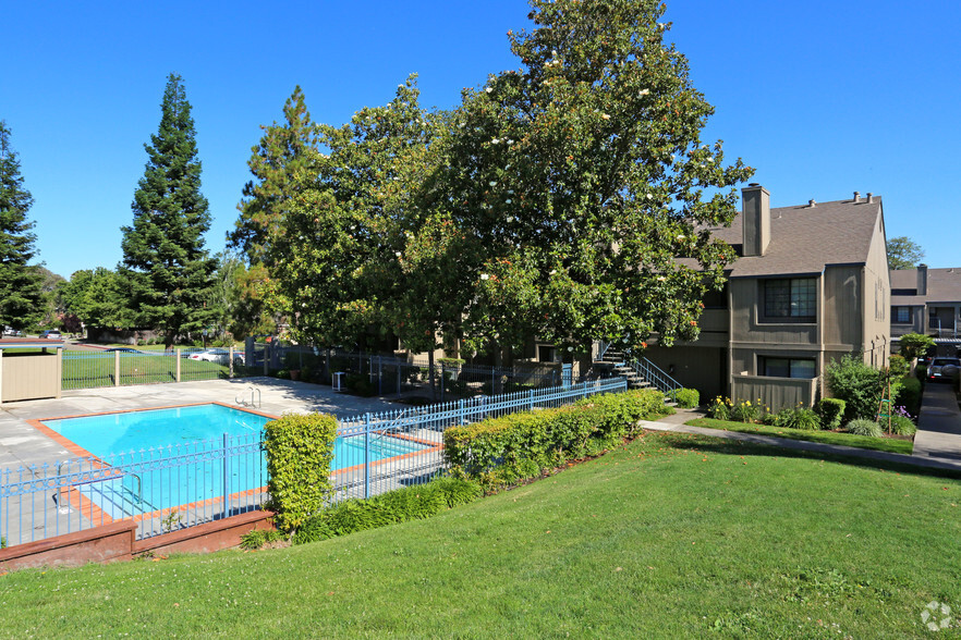 Pool - SCHOONER LANDING