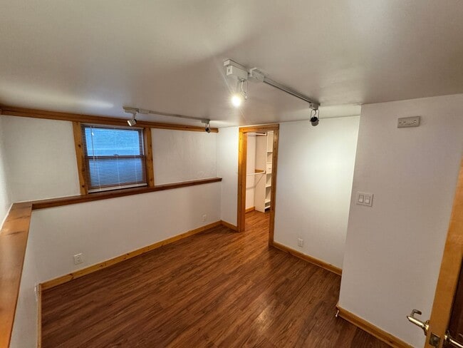 Building Photo - Updated 1 Bedroom Apartment – ½ Block from KSU!