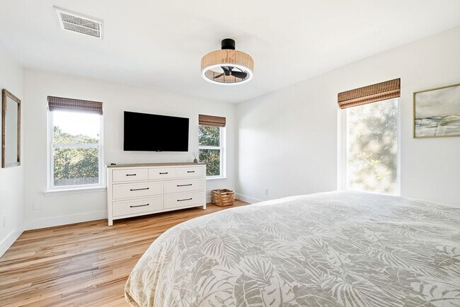 Building Photo - 383 Lakeview Dr