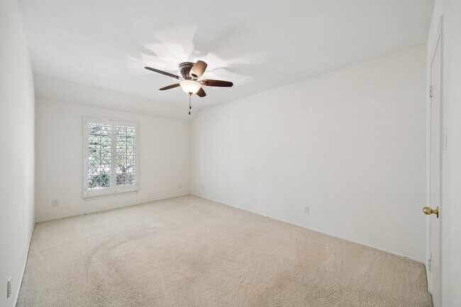 Building Photo - 399 N Post Oak Ln