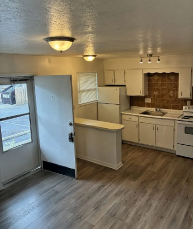 Building Photo - Pinecroft Apartments