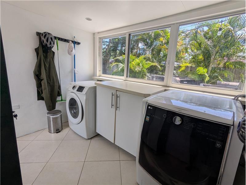 Building Photo - 609 NE 14th Pl