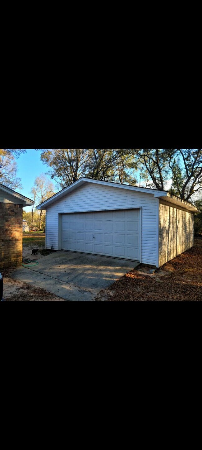 Building Photo - 6519 Robie Rd