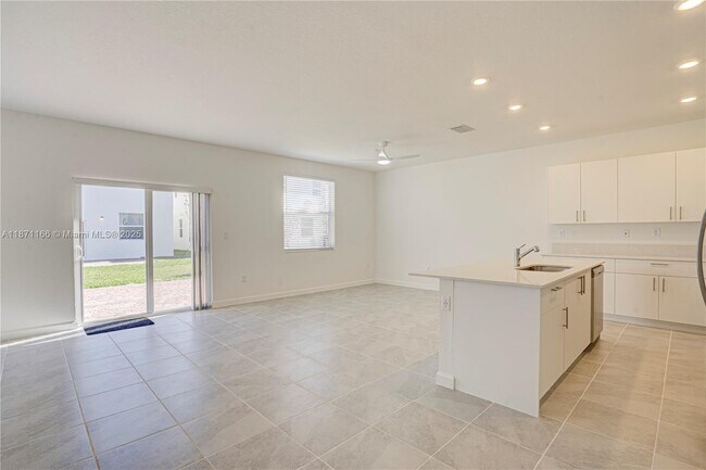 Building Photo - 2671 SE 24th Dr