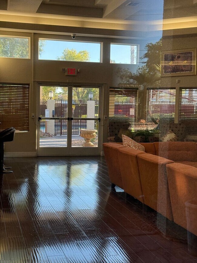Building Photo - Cute Lower Level Condo