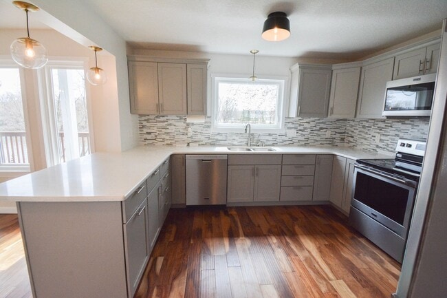 Building Photo - Luxury Lakeside Living – 3 Bed, 2.5 Bath Home with Stunning Views