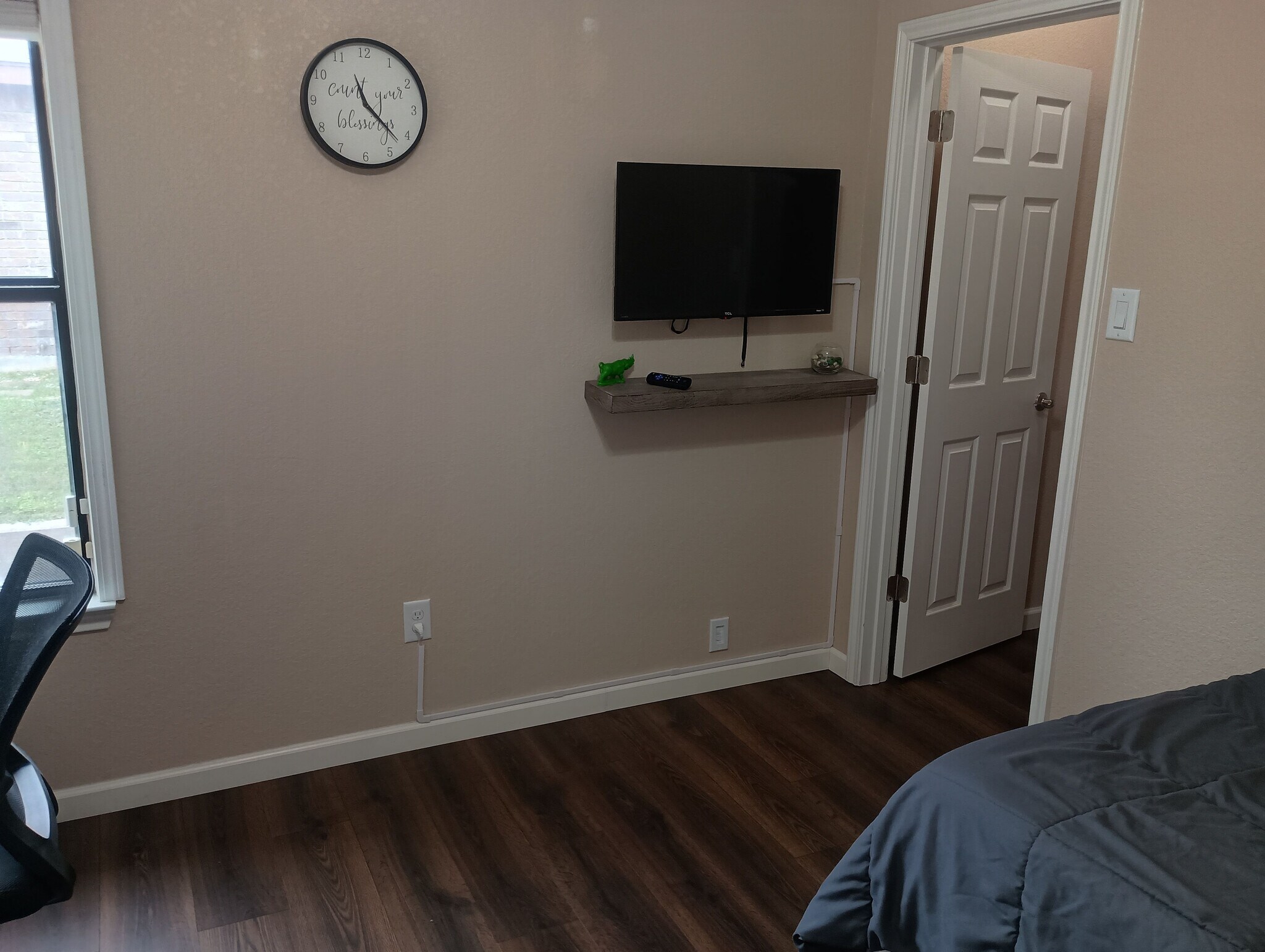 Building Photo - Room in House on Arabian King