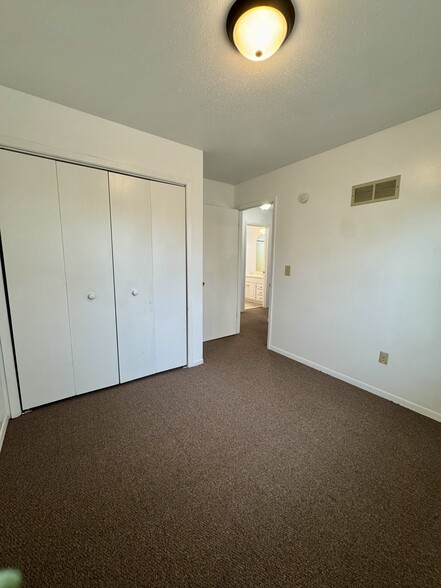 Building Photo - 674 W 64th St