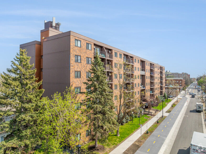 Primary Photo - Tree Tops Apartments