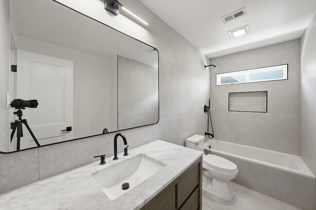 Building Photo - 7765 El Pensador Dr