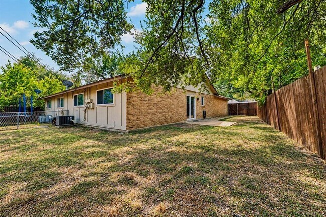 Building Photo - 8808 Pineridge Dr