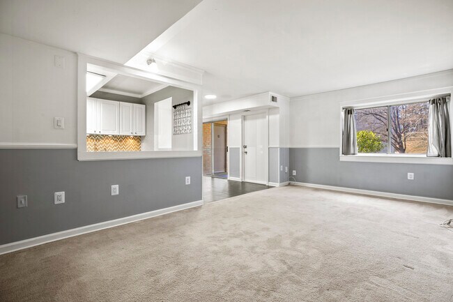 Living room - 5105 Crossfield Ct