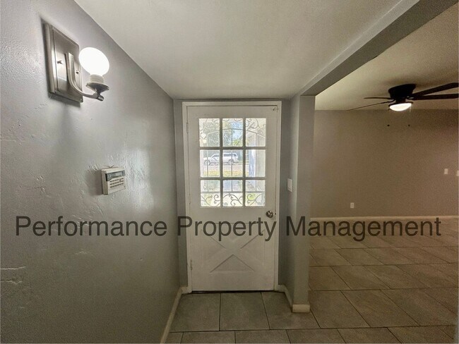 Building Photo - 3 Bed/2 Bath SE Bakersfield Home w/ RBP & $0 Deposit Option