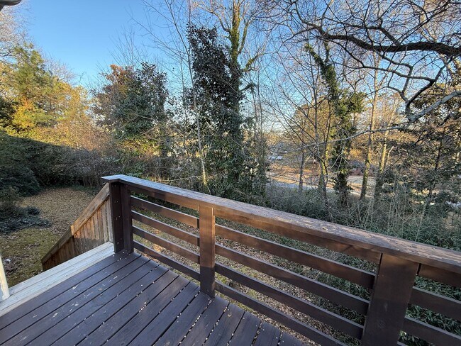 Building Photo - 2 Bedrooms, 2 Bathrooms - Home in Maplewood!