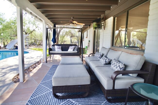Building Photo - 4 Bedroom Furnished in Catalina Foothills with Pool
