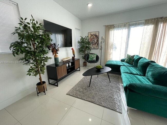 Building Photo - 302 NW 11th Ct