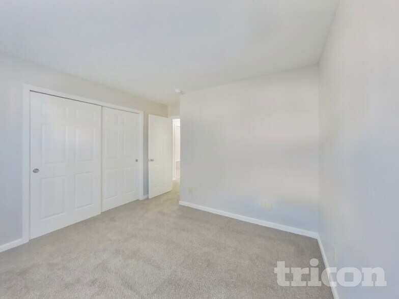 Building Photo - 910 S Shore Ct
