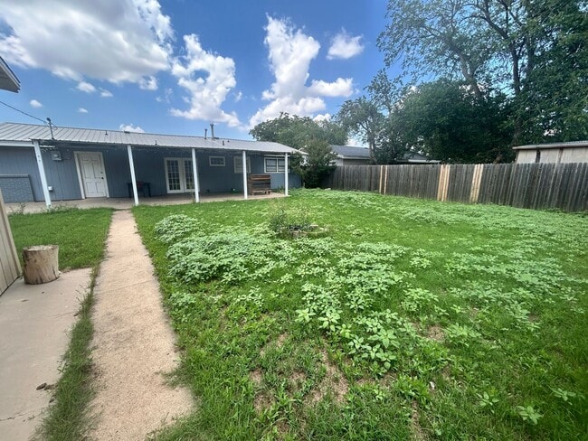 Building Photo - 3 Bed 2 Bath Move In Ready!