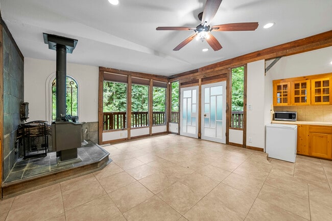 Building Photo - 975 Logan Creek Rd