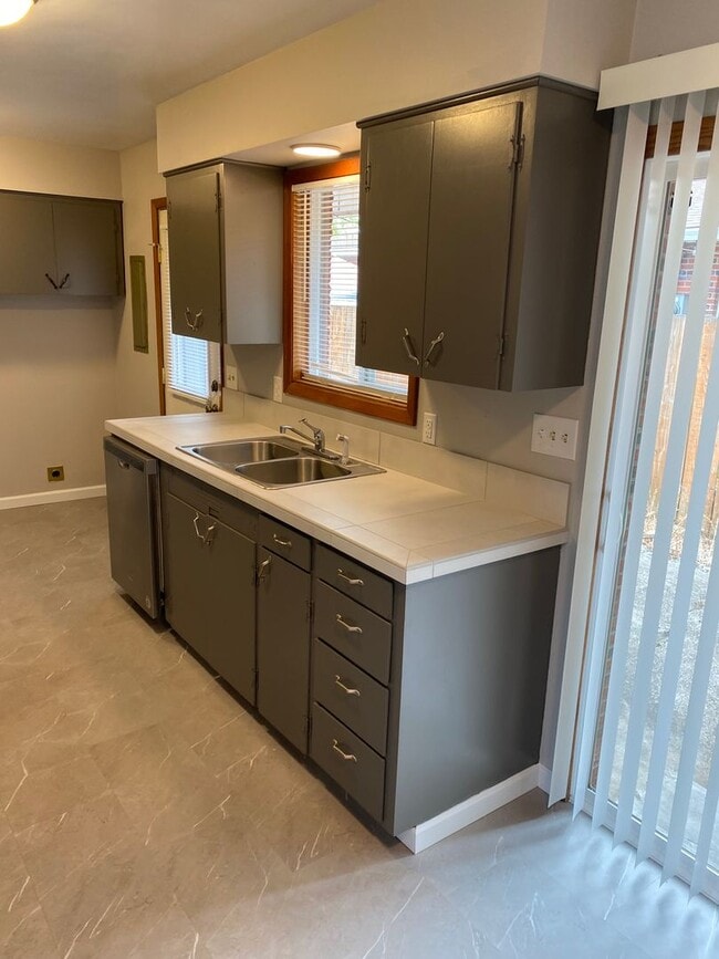 Building Photo - r115/119vDuplex