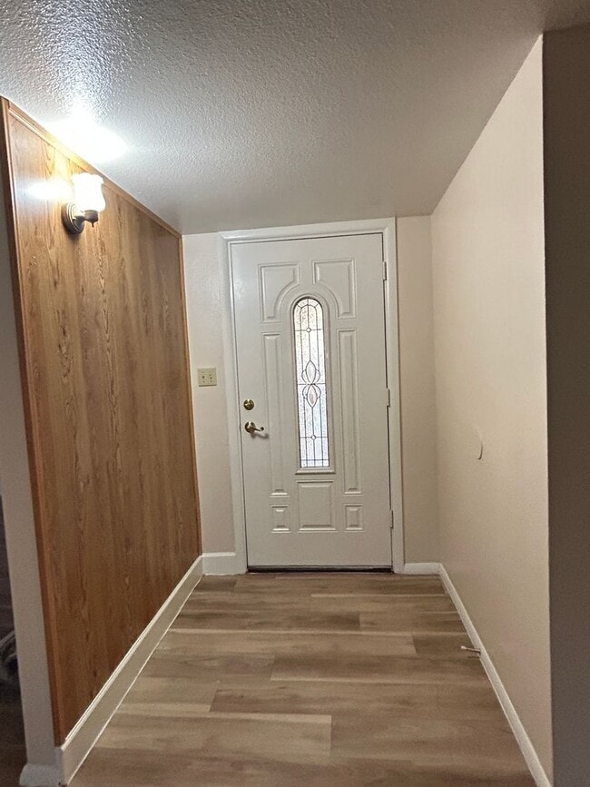 Building Photo - **$500.00 OFF FIRST MONTHS RENT AT MOVE  I...