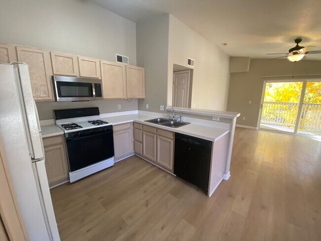 Building Photo - Nice 2 bedroom Condo right on the border o...