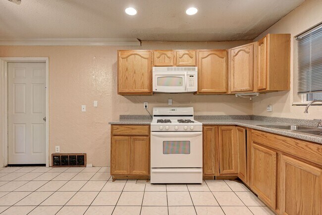 Building Photo - 6004 NW 27th St