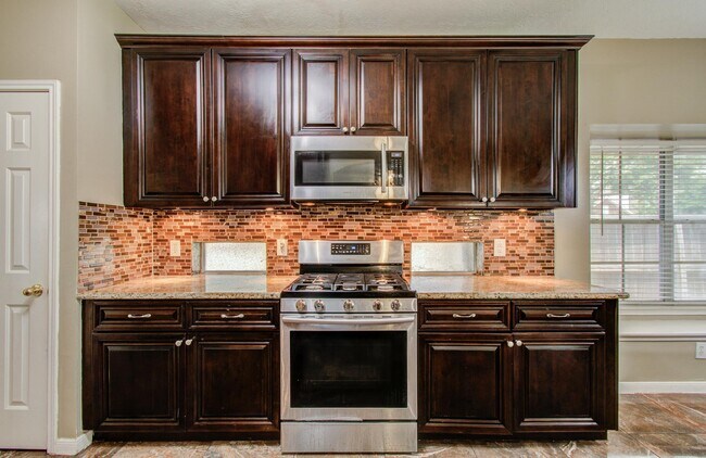Building Photo - 3203 Blaesser Dr