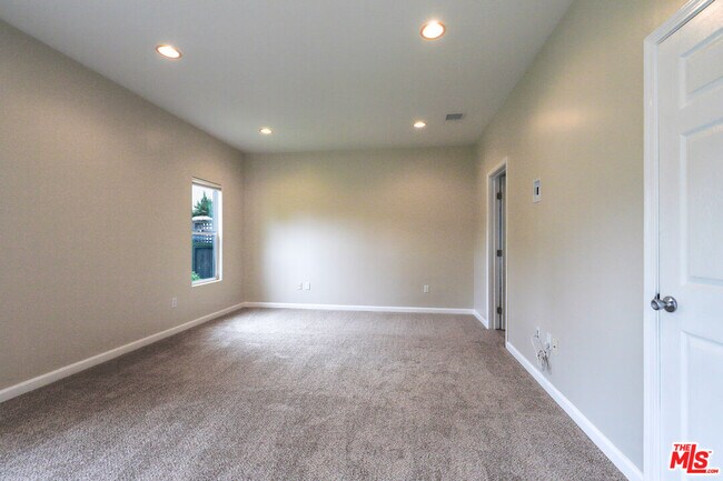 Building Photo - 2210 Manning Ave